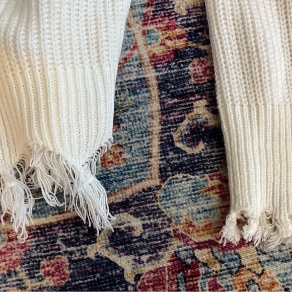 💥4/$20 BUNDLE 🆕NWOT Womens/Juniors Large White Cropped Fringe Knit Boho Sweater - Picture 3 of 5